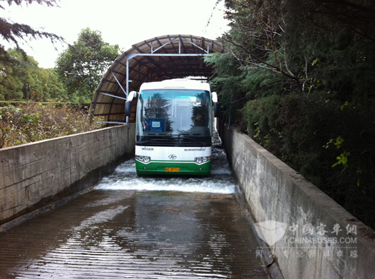 海格6109纯电大巴在襄阳试验场通过涉水试验