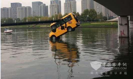 校车落水