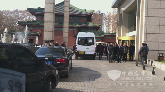 服务国家公祭日仪式的开沃纯电动商务车D11