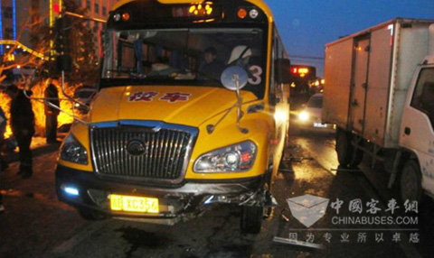 事故后的宇通校车