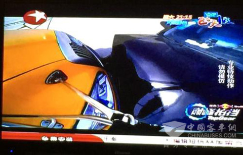 轿车与宇通校车相撞的画面