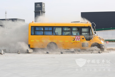 宇通校车撞击水泥墙