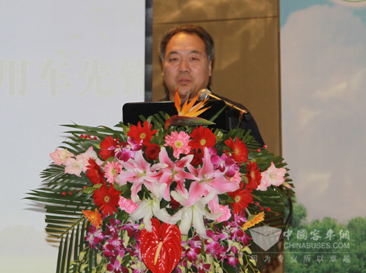 中国公路学会客车分会副秘书长、市场研究委员会主任佘振清先生演讲
