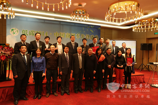 与会专家与获奖企业代表合影