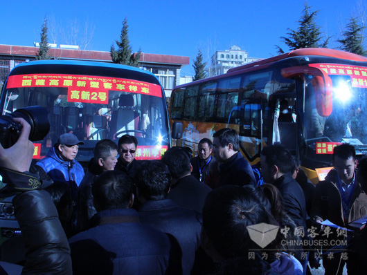 西藏自治区各届人士参观宇通高原新型客车