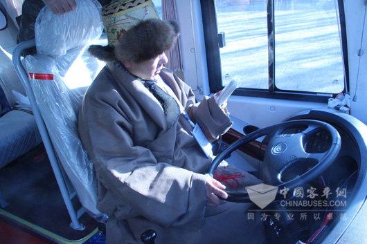 客户登上宇通高原新型客车体验