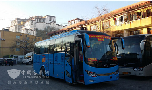 央视对高原公路迎来新型客车样车报道