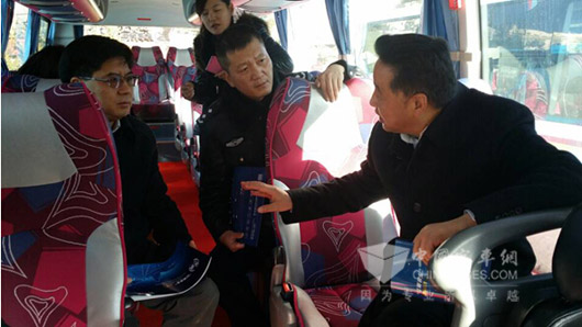 　　西藏自治区领导到捷冠3代样车体验参观