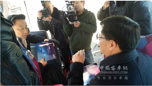 自治区常务副主席丁业现（左一）及副主席何文浩（右一）对大金龙“红眼”客车管家十分关注，道路自动限速系统让领导们真切感受到了金龙客车的领先科技