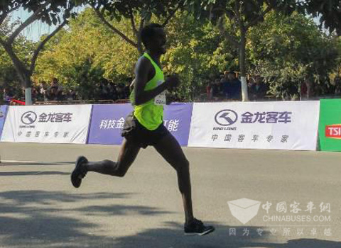 厦门国际马拉松赛上奔跑的选手