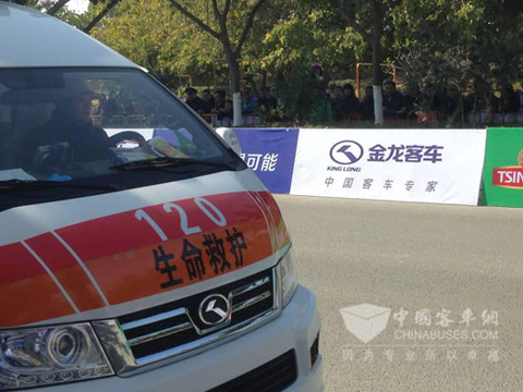 厦门马拉松赛场随处可见金龙客车“身影”