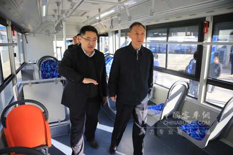 中兴通讯董事长侯为贵参观宇通纯电动客车