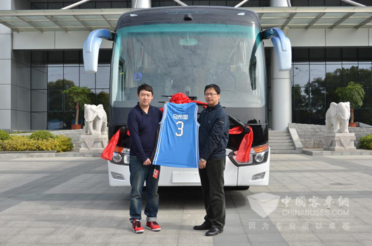 首钢篮球俱乐部向大金龙赠送球星马布里的签名球衣