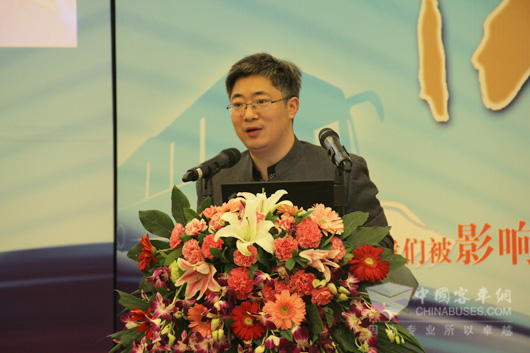 完美作业网有免费视频总编吴永强主持影响中国客车业系列论坛活动