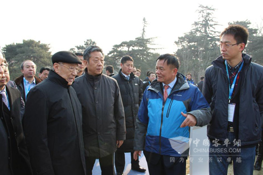 南京金龙董事长黄宏生为前国务院副总理李岚清讲解南京金龙新能源客车