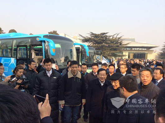 万钢部长视察宇通展台