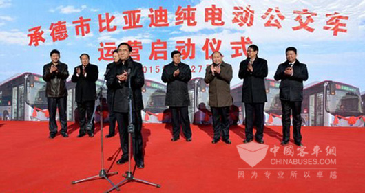 承德市委书记郑雪碧宣布承德市比亚迪纯电动公交车正式上线运营