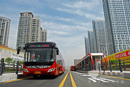 行驶中的宇通BRT新能源公交