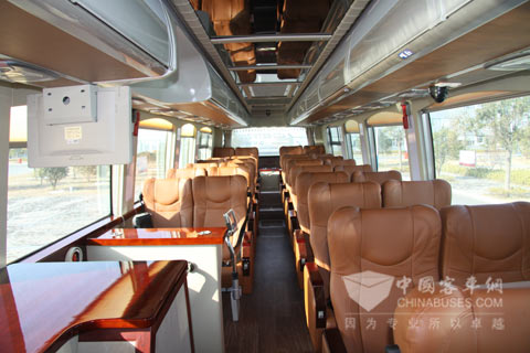 亚星YBL6148H3车身内部
