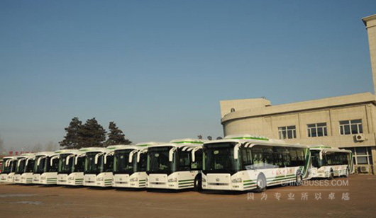 装配完成的插电混合动力公交车