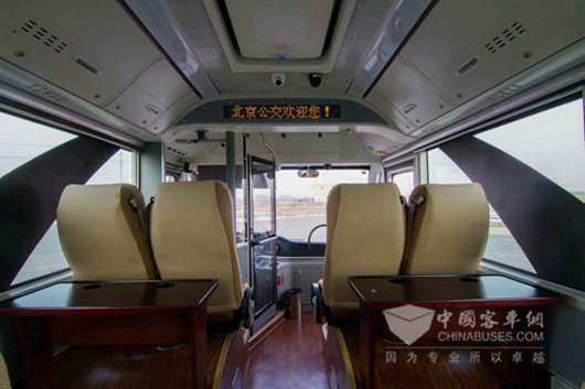 办公桌、无线WIFI为商务精英上下班途中的办公提供了便利