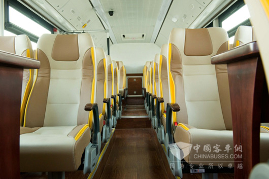 加宽通道和宽敞座椅让乘坐者更感舒适