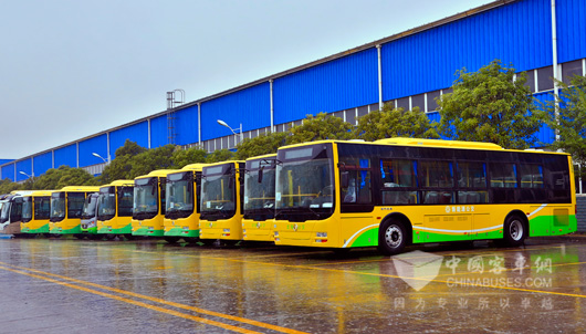 整装待发的金旅新能源客车