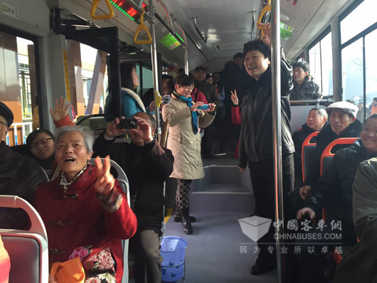市民乘坐新车的喜悦