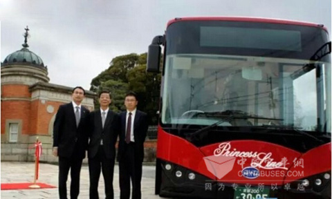 中国驻日公使衔参赞阮湘平先生等与比亚迪K9合影