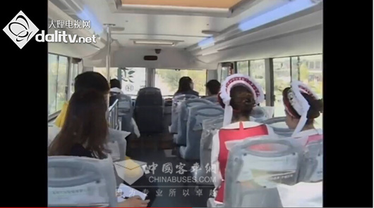 游客乘坐宇通双层豪华旅游大巴环游洱海