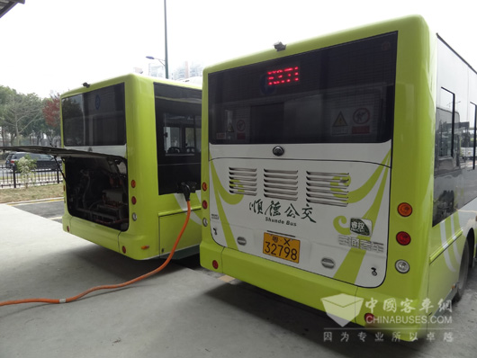 利用司机休息时间快速补电的E8