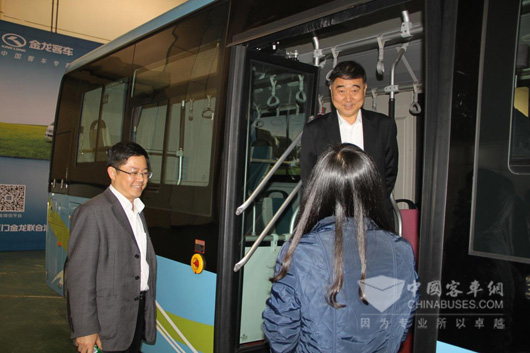 厦门航空领导登车体验“闪电骑士”,对其表现浓厚兴趣