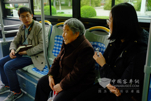 乘坐感舒适，老人表示满意
