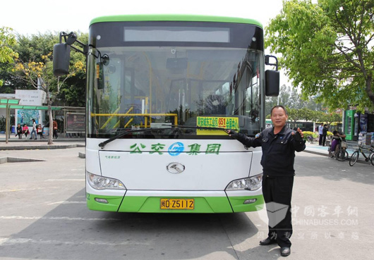 何师傅与他的爱车在一起