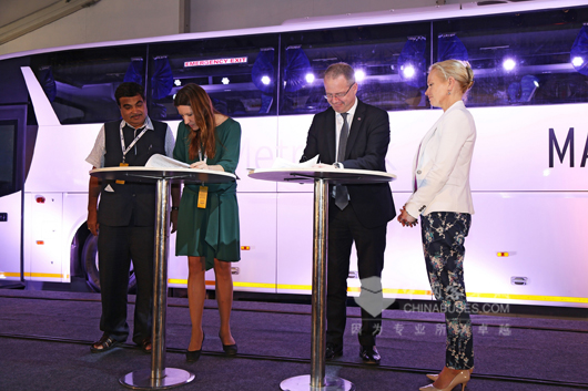 在瑞典基础设施部部长Anna-Johansson和Shri的见证下，瑞典国际基金会首席执行官Anna-Ryott与斯堪尼亚首席执行官Martin-Lundstedt在斯堪尼亚印度客车工厂落成典礼上签署了协议-2.