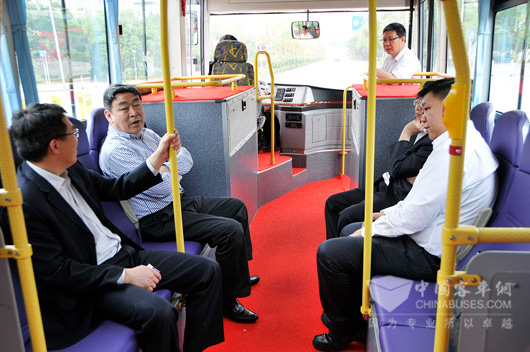 王亚明区长一行试乘五洲龙纯电动客车