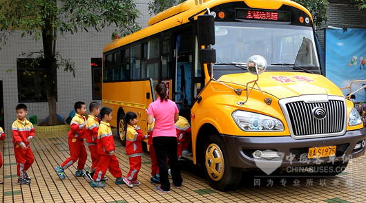 学生在老师指挥下有序上车