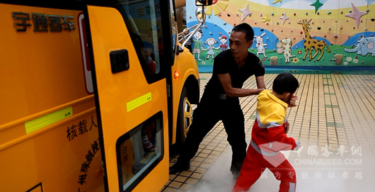 校车驾驶员紧急疏散学生