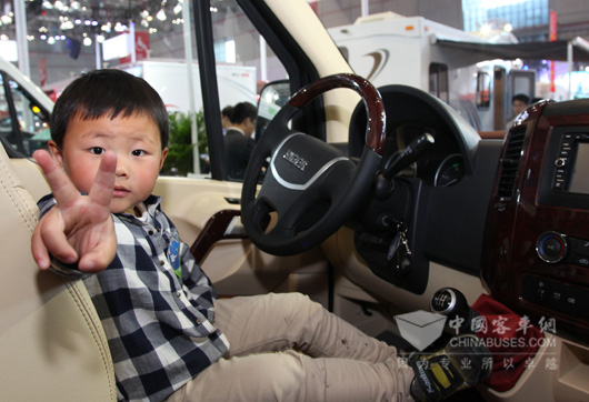 宝宝与海格B型房车合影