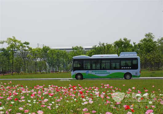 纯电动微公交在路上