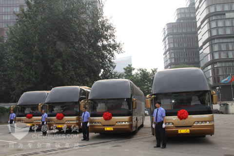 整装待发的青年豪华客车