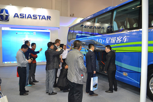 嘉宾在观赏亚星客车