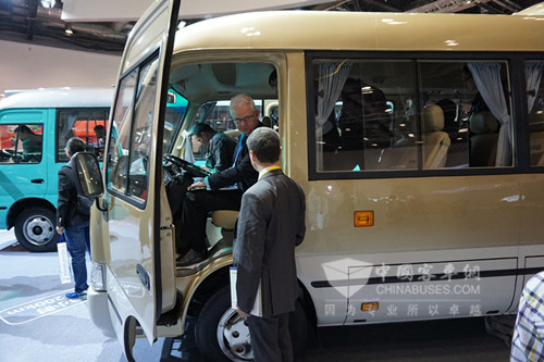 来宾现场体验海格纯电动车