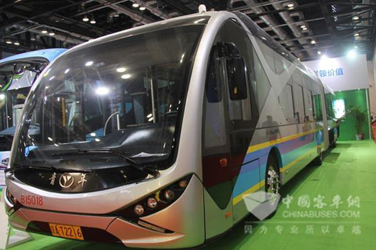 青年JNP6183BEV款电动公交车