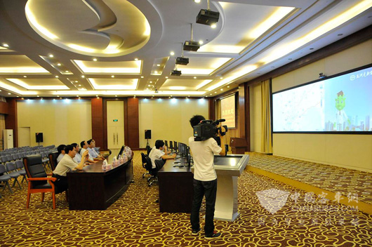 考察团在观看五洲龙全球云监控实况演示