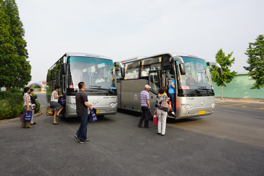 乘客们步入海格纯电动大巴