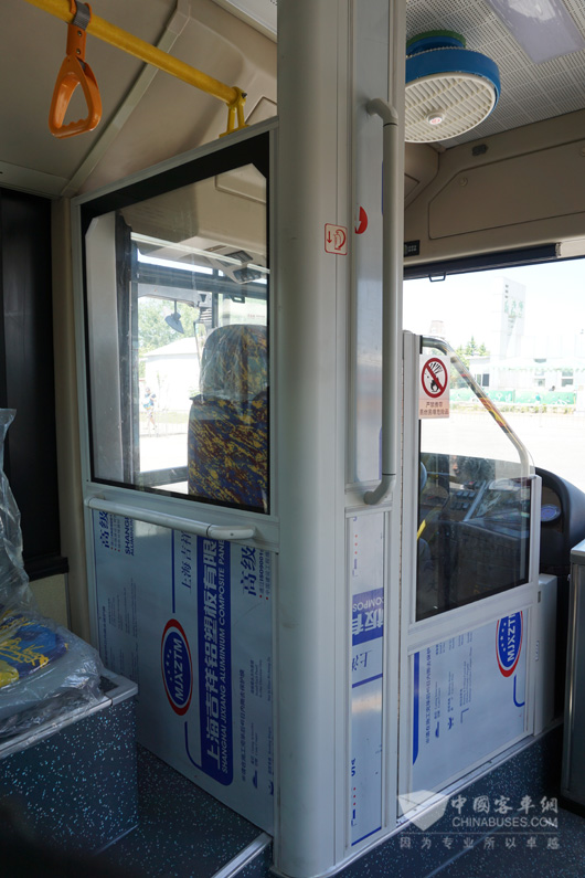 半封闭的驾驶空间