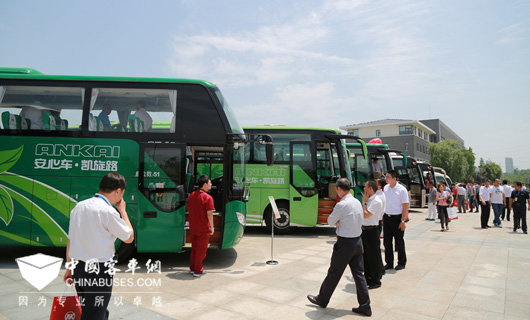 百余客户在安凯新能源基地参观