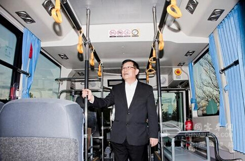 科技部部长万钢考察比亚迪铰链式纯电动大巴