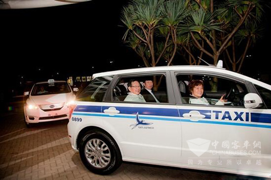万部长与陈总领事乘坐比亚迪纯电动出租车